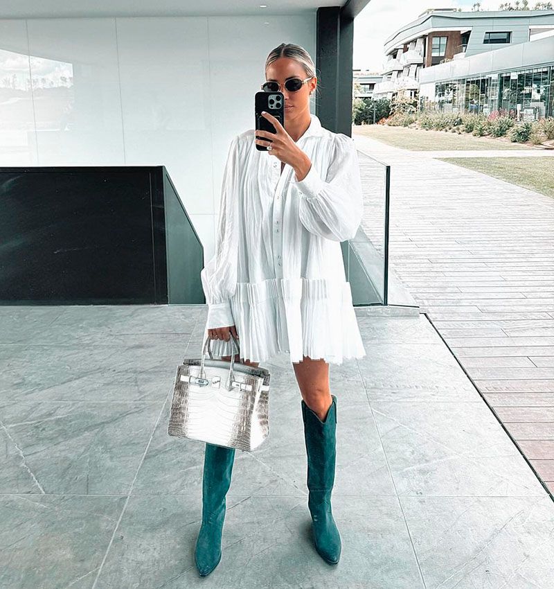 Alice Campello con vestido camisero blanco y botas cowboy