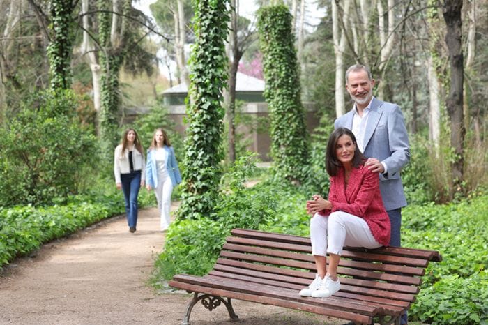 Reyes Felipe y Letizia con sus hijas 