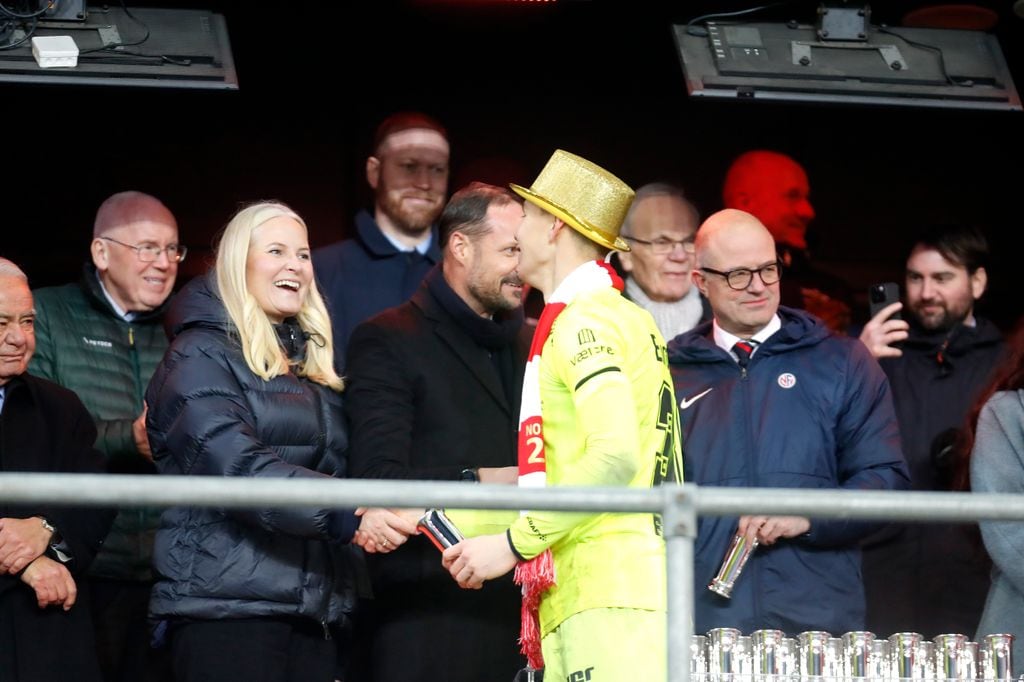 Haakon y Mette-Marit de Noruega viendo un partido de fútbol