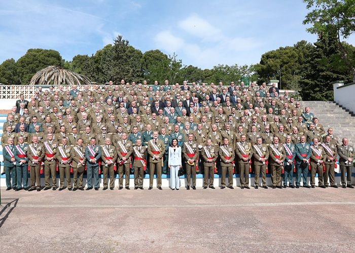 Felipe VI y doña Letizia con los militares