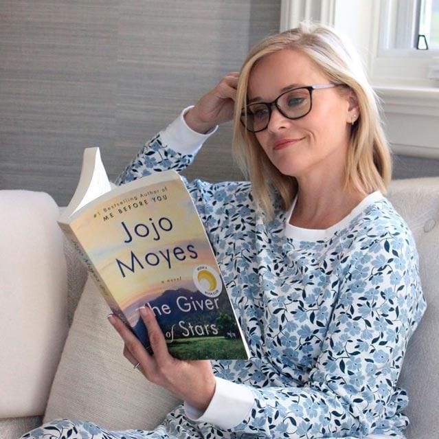 Reese Witherspoon con un libro