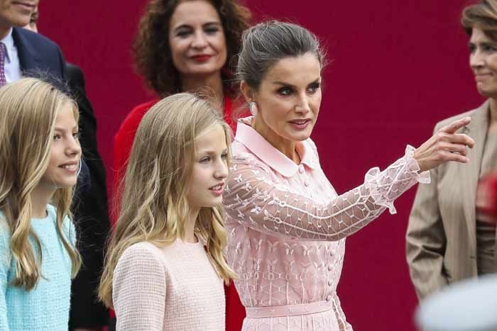 Los Reyes presiden el desfile de la Fiesta Nacional junto a la princesa Leonor y la infanta Sofía 