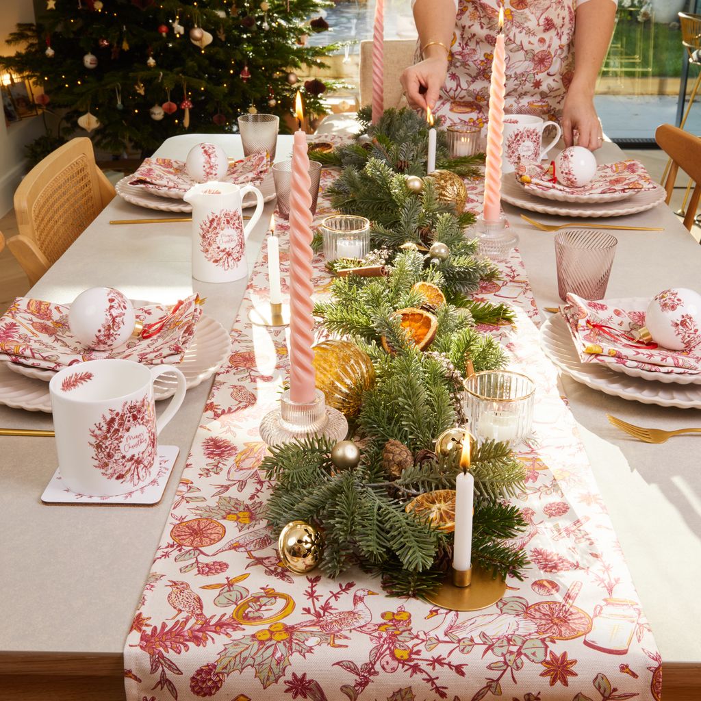 Mesa decorada por Navidad con centro de mesa