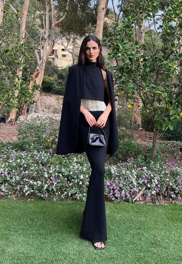 Blanca Padilla y su look de invitada español con brillos y capa negra