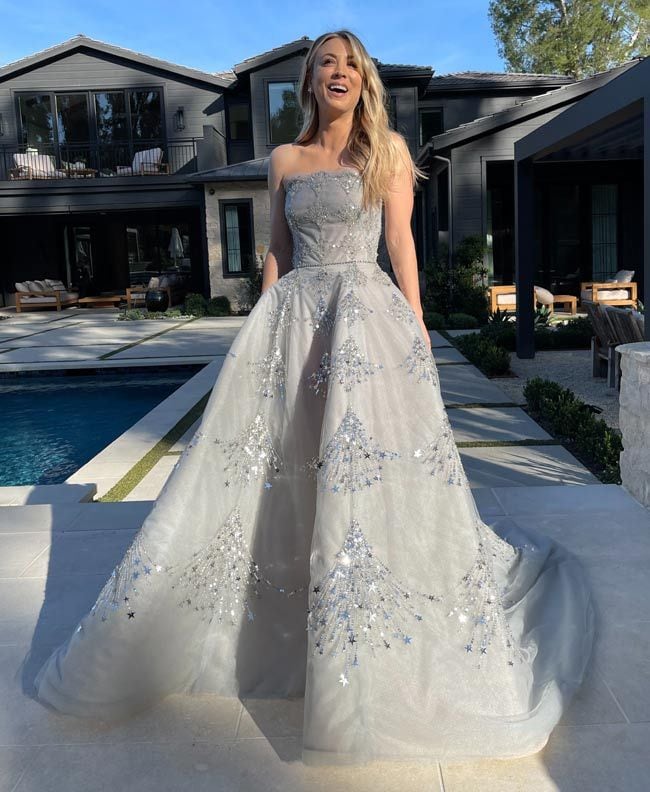 Kaley Cuoco con vestido de princesa