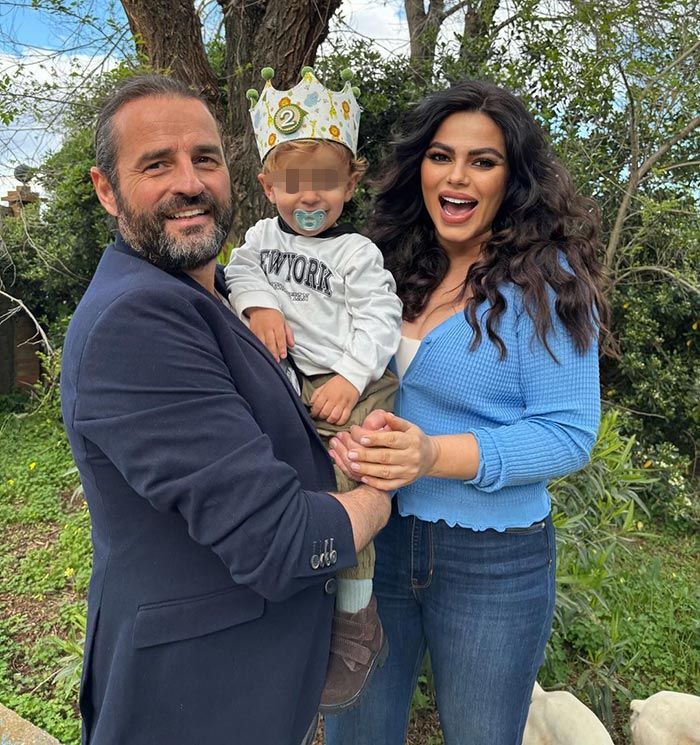 Marisa Jara y Miguel Almansa con su hijo