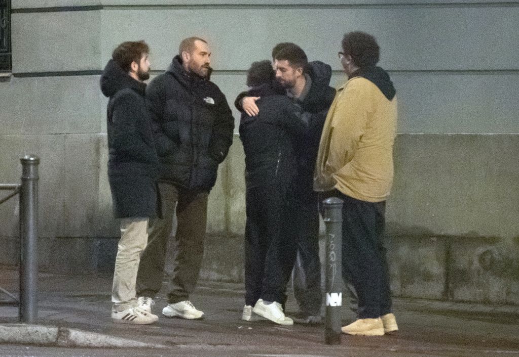 David Broncano sale de un restaurante con sus compañeros de La Revuelta, a 8 de enero de 2024, en Madrid