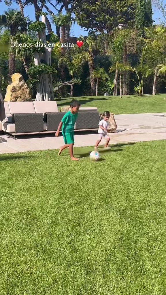 Mateo y Bella disfrutaron jugando juntos futbol.