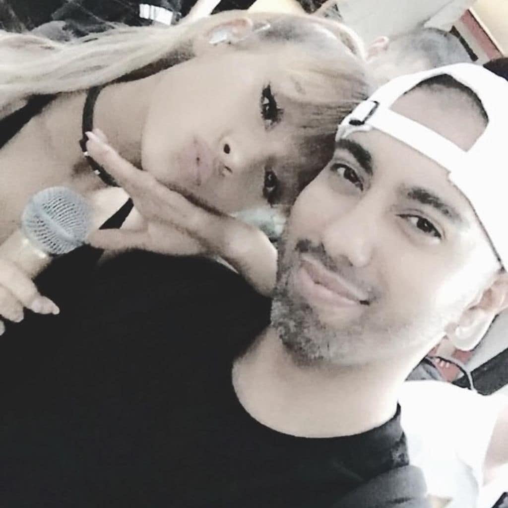 Daniel Chinchilla es el maquillador detrás del icónico delineado de Ariana Grande