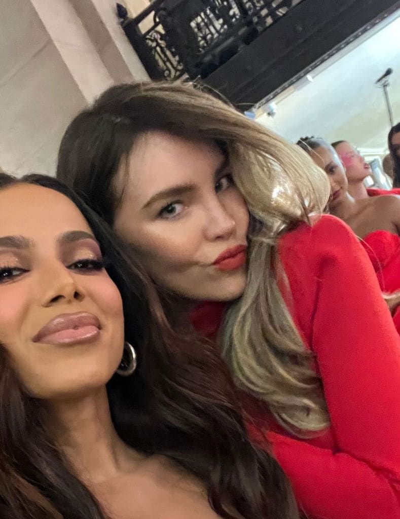 Con esta selfie en backstage, Anitta le mostró su apoyo incondicional a Belinda