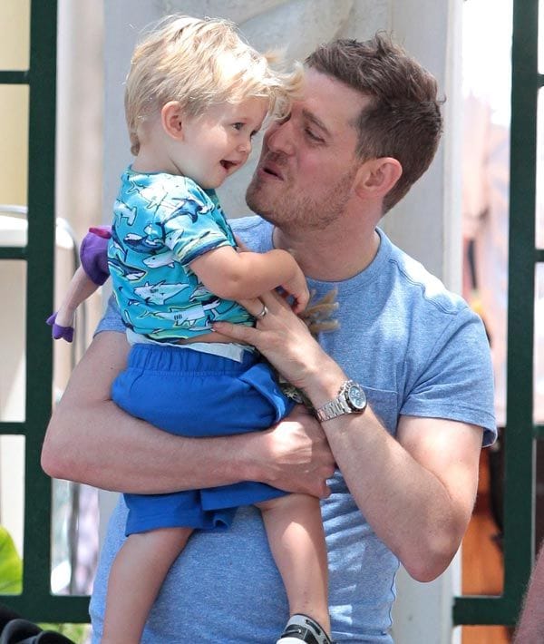 Michael Bublé es todo un padrazo con su único hijo, Noah, que ha sufrido quemaduras tras un accidente doméstico
