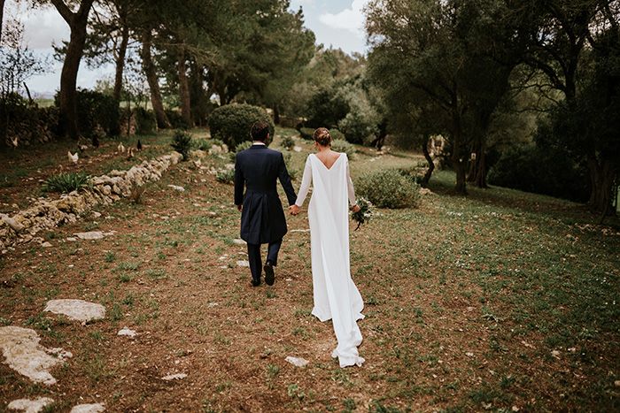 pareja novios colour nude de espaldas