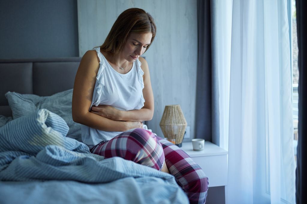 mujer con dolor en la zona pélvica y abdominal