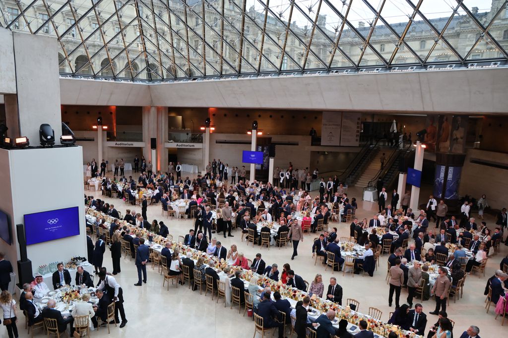 Espectacular imagen panorámica de la cena celebrada este jueves en el Louvre