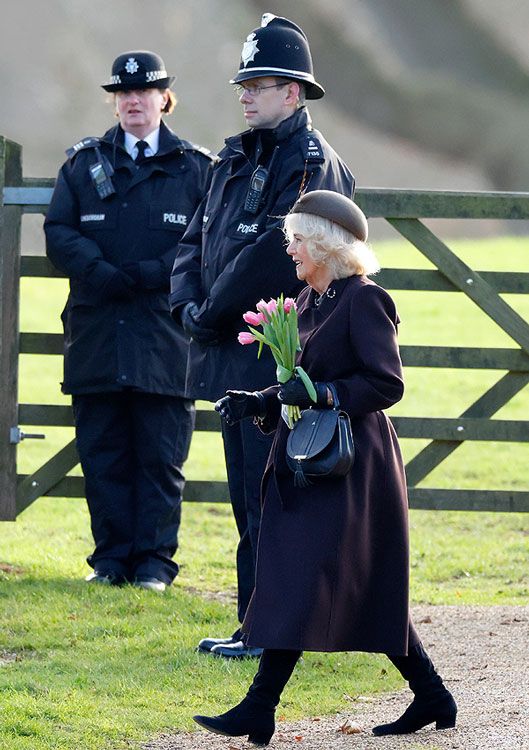 Reina consorte Camilla con un ramo de tulipanes rosas 