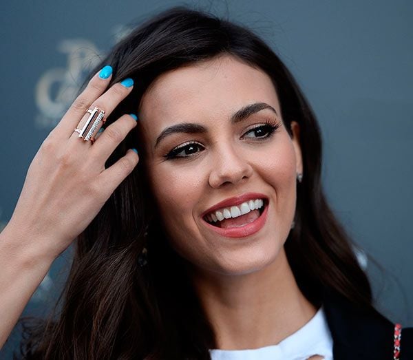 victoria_justice_esmalte_azul_1z