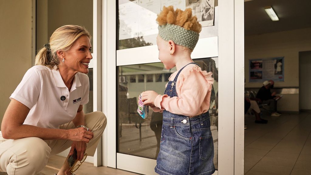 Judit Mascó, con una niña albina, en su viaje a Mozambique