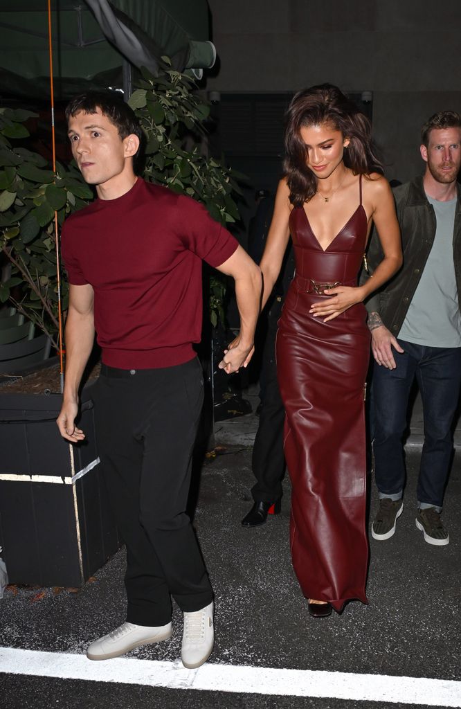 Tom Holland y Zendaya son vistos saliendo del Corner Bar el 24 de octubre de 2024 en Nueva York.