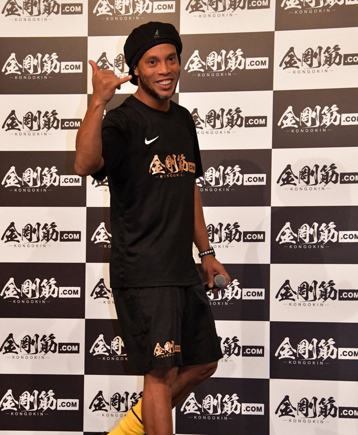 Ronaldinho ataja los rumores de boda a tres