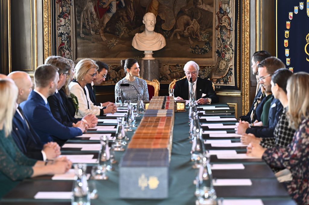 El rey Carlos Gustavo, acompañado de la princesa Victoria, en el momento en el que pronunció que su nueva nieta se llama Ines