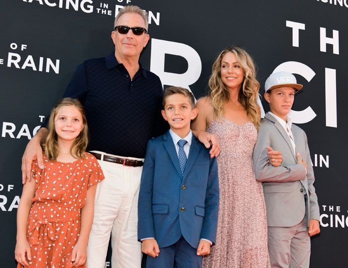 Kevin Costner y Christine Baumgartner con sus hijos