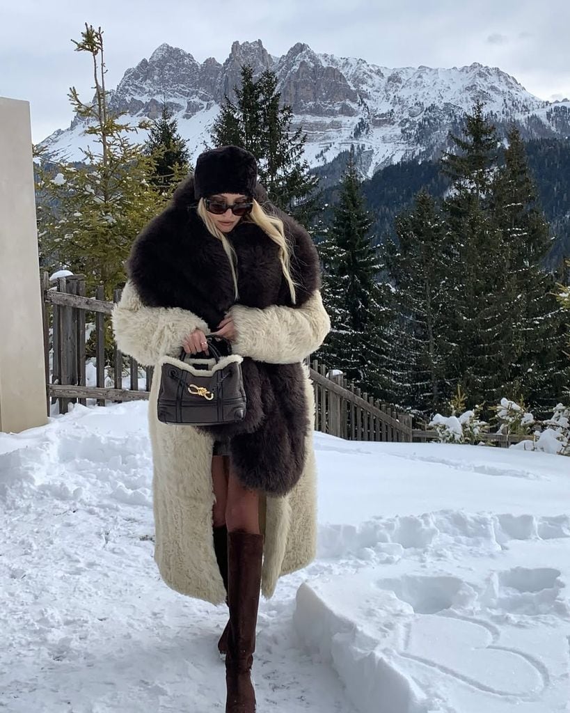 Leonie Hanne con un abrigo de pelo en la nieve