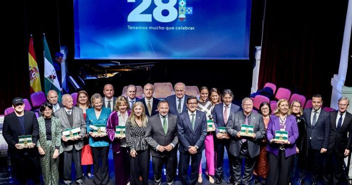 Eva González y el resto de premiados con la bandera de Andalucía 2024