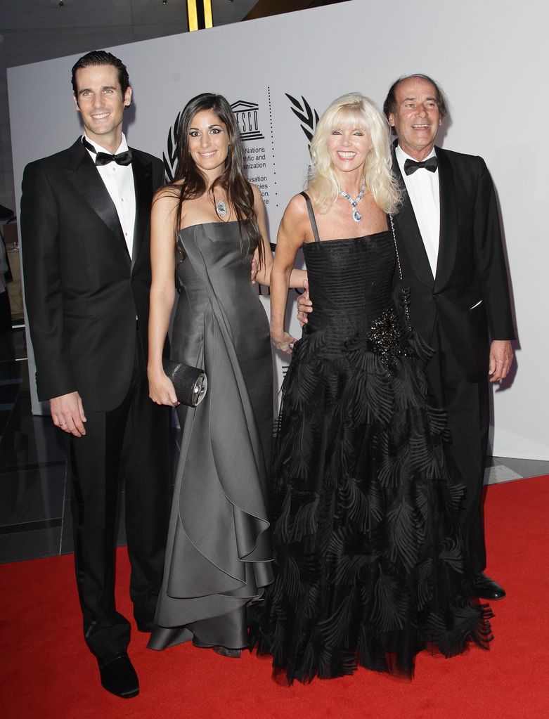 Luis Ortiz con Gunilla von Bismark con su hijo Francisco Ortiz y la esposa de este, Elisabet Dutu Muzas, en la gala benéfica por la UNESCO en 2010 en Duesseldorf, Alemania