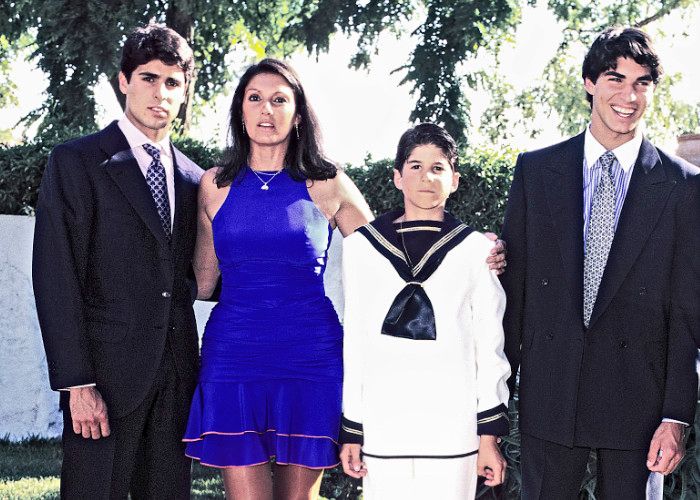 Carmen Ordoñez con sus tres hijos 