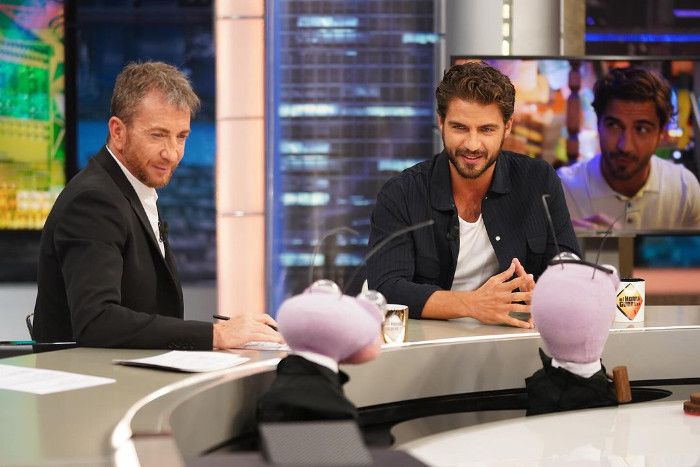 Maxi Iglesias hablando con Pablo Motos en El Hormiguero