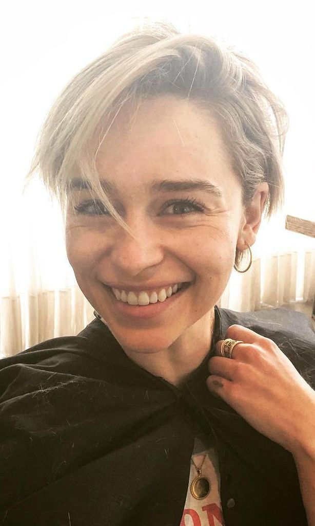 emilia clark luce un hair cut ideal para melenas finas y escasas