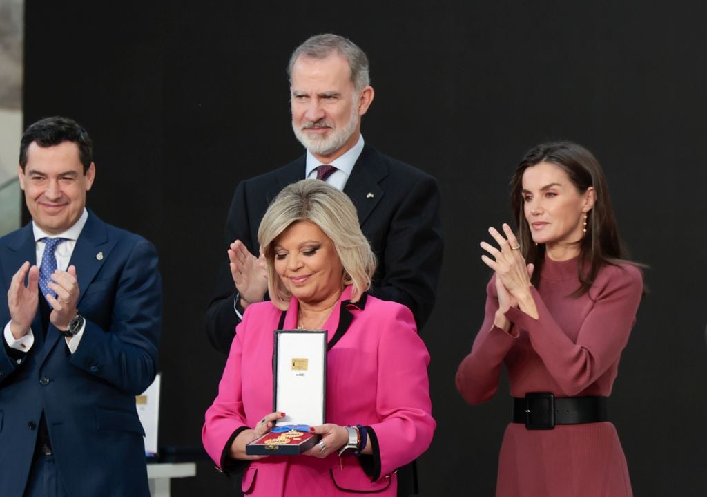 Reyes Felipe y Letizia con Terelu Campos en la entrega de las Medallas de Oro a las Bellas Artes a María Teresa Campos a título póstumo