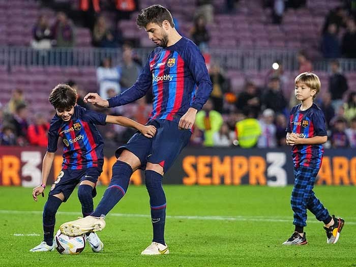 Gerard Piqué con sus hijos 