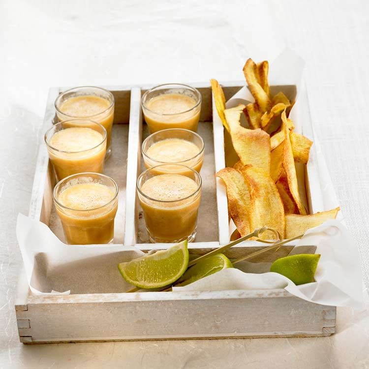 Chupitos de papaya y coco con 'chips' de plátano