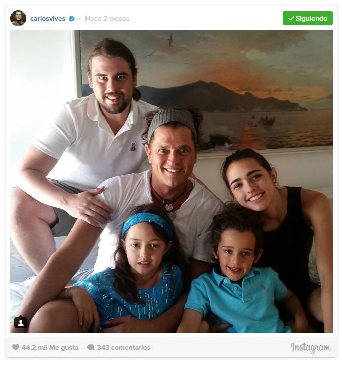 "Un papá solo quiere la felicidad de los suyos. Los amo hijos", escribió el cantante junto a esta foto en la que aparece junto a sus hijos mayores, Carlos y Lucía, y los pequeños Elena y Pedro, fruto de su matrimonio con Claudia Elena Vásquez.
