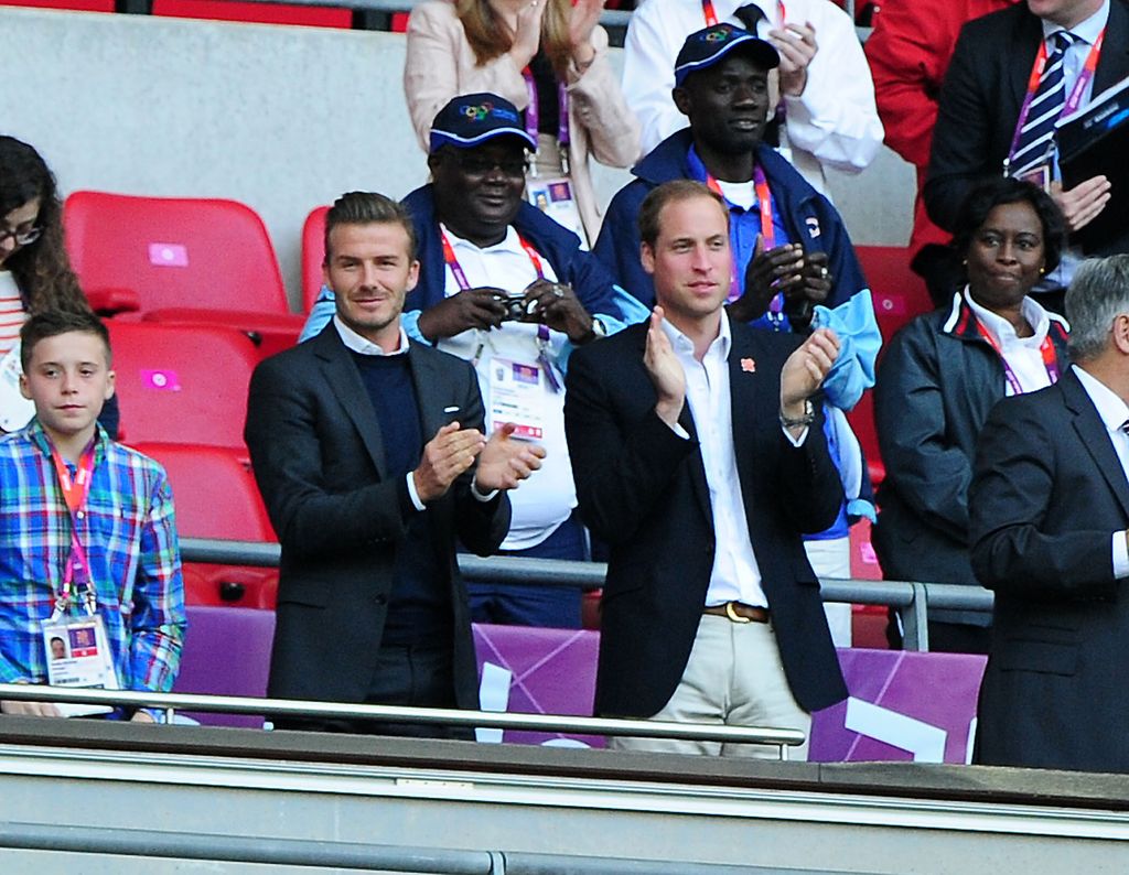 Brooklyn Bekckham, con su padre y el príncipe Guillermo en el estadio de Wembley