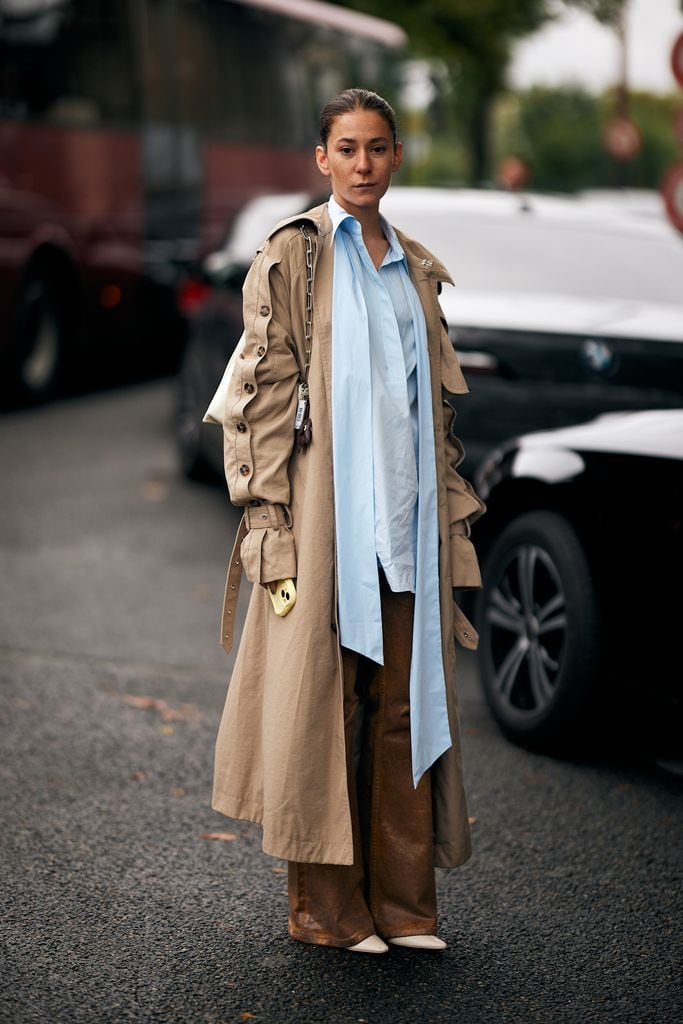 Street style, invitada con gabardina