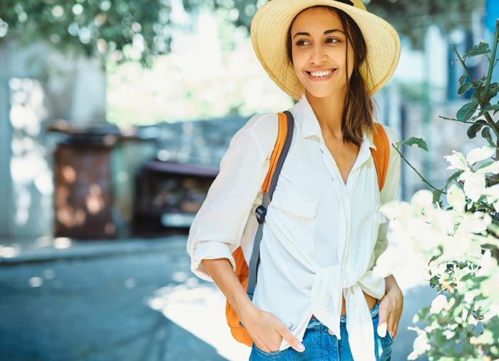 mujer haciendo turismo rural