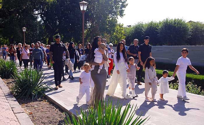 Kim Kardashian llegando al templo rodeada de fans y medidas de seguridad