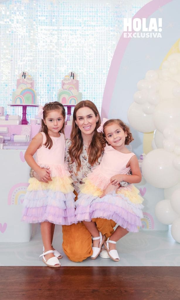 jacky bracamontes celebra el cuarto cumplea os de sus mellizas emilia y paula