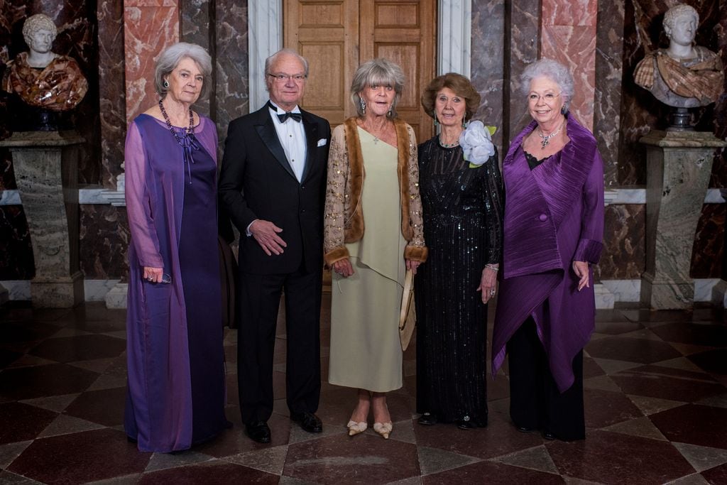 El rey Carlos Gustavo con todas sus hermanas celebrando el 80º cumpleaños de la princesa Birgitta el 19 de enero de 2017. De izquierda a derecha: princesa Margarita, el rey Carlos Gustavo, la princesa Birgitta, la princesa Desideria y la princesa Cristina.