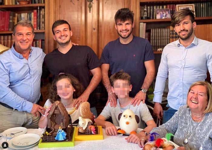 Laporta junto a sus tres hijos