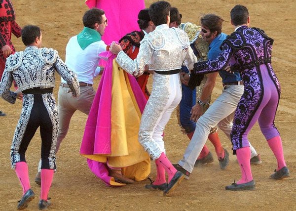 Delicados y angustiosos momentos los que se vivieron este lunes en la plaza tras la cogida
