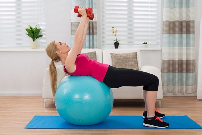 Mujer entrenando en casa