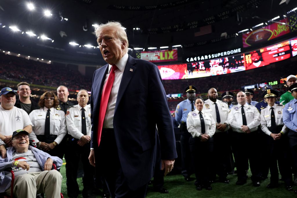 El presidente Trump convivió con los jugadores, voluntarios y empleados que forman parte del Super Boel LIX