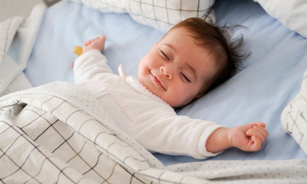 beb durmiendo pl cidamente con una sonrisa en su cara
