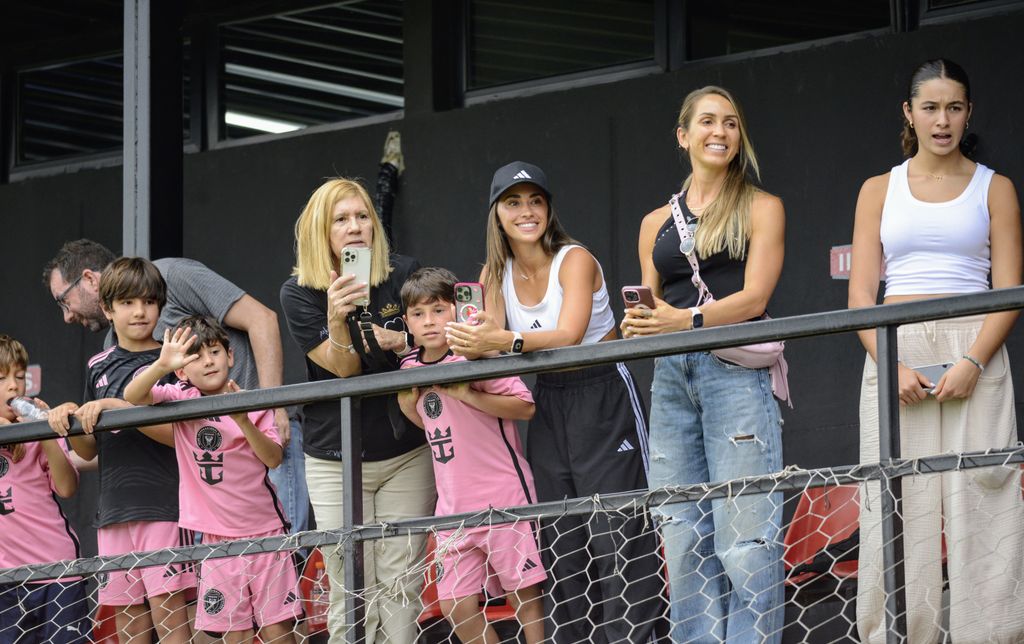 Antonela estuvo acompañada por Sofía Balbi, esposa de Luis Suárez que también fue a ver a uno de sus hijos y los padres de Leo Messi