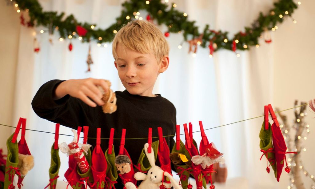 ni o coloca adornos de navidad