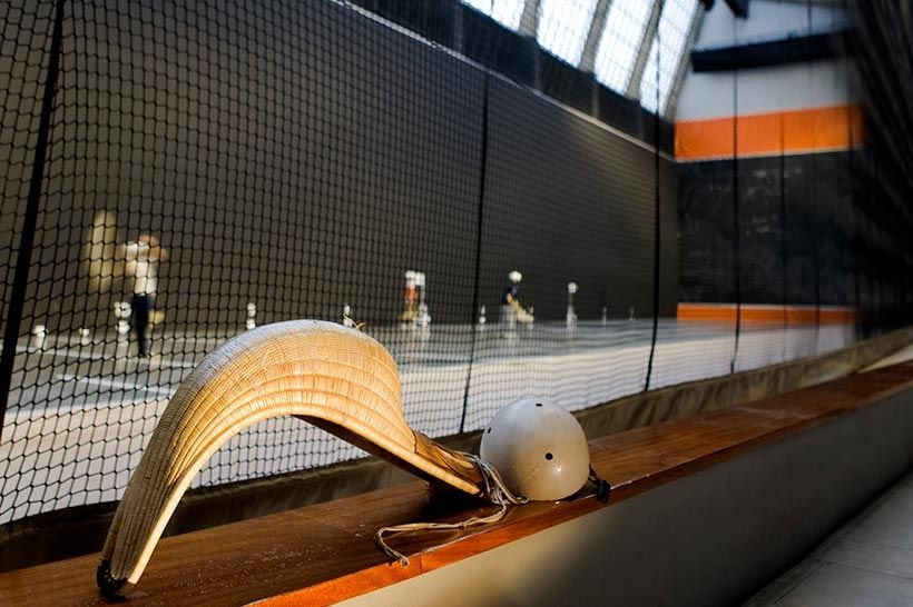 Gernika-Jai-Alai-Interior-fronton-cesta-y-casco