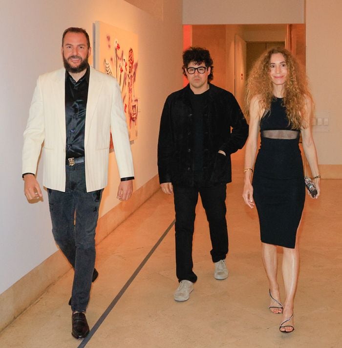 Borja Thyssen y Blanca Cuesta con el artista Robert Nava